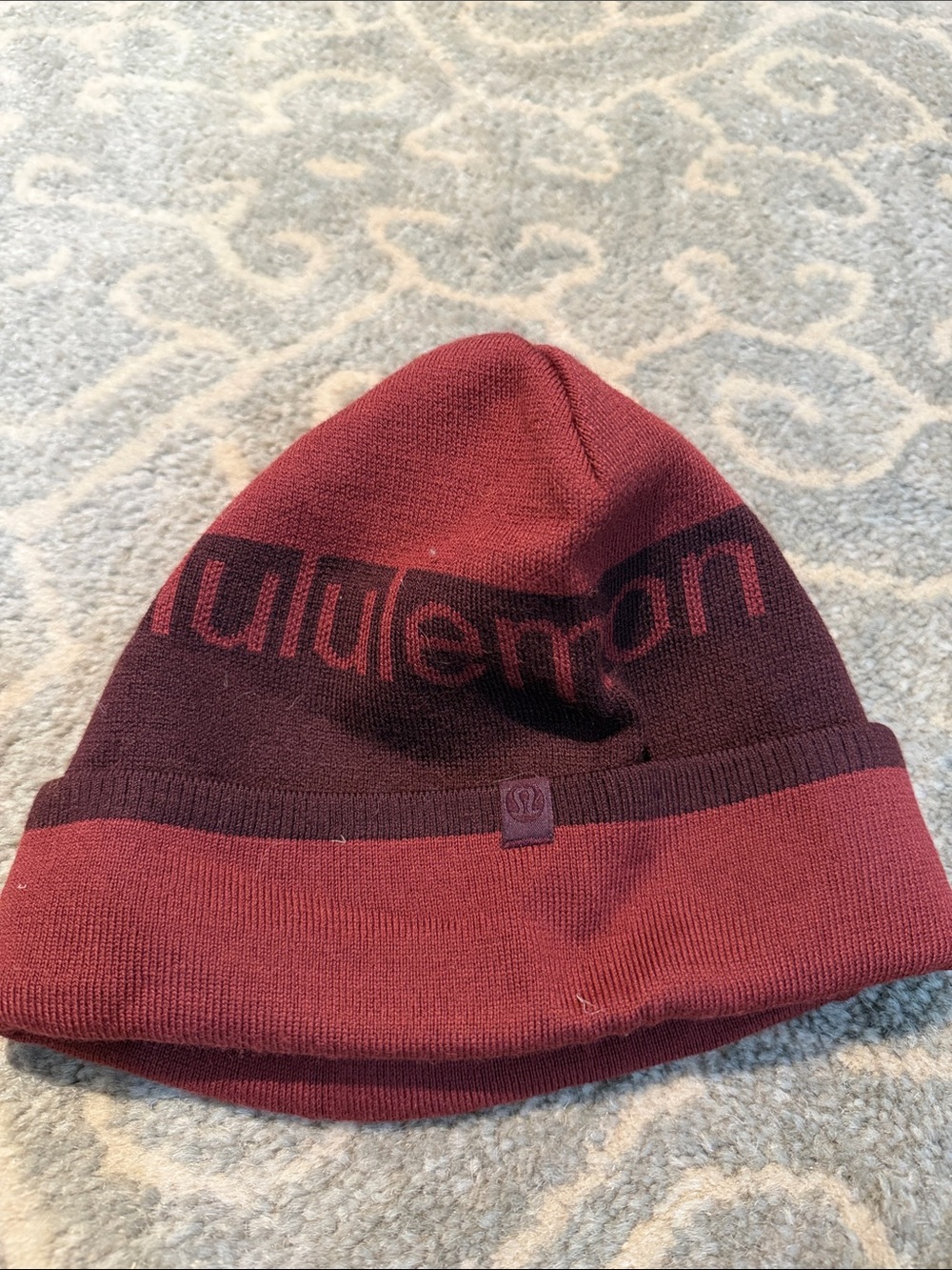 lululemon athletica Men’s Two-Tone Burgundy and Dark Wine Beanie